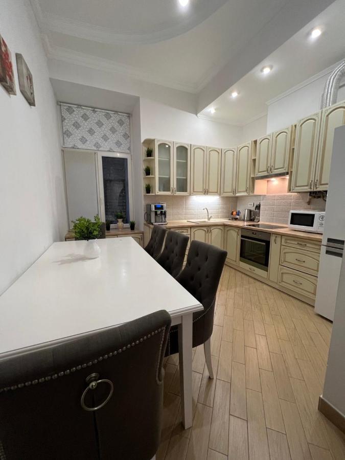 3 Rooms Apartments In The City Centr ลวีฟ ภายนอก รูปภาพ